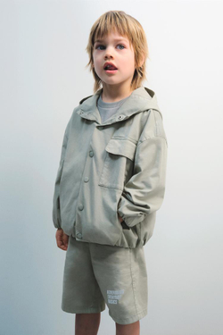 ZARA ШОРТЫ-БЕРМУДЫ ИЗ ВЫСОКОТЕХНОЛОГИЧНОЙ ТКАНИ С НАДПИСЬЮ, СВЕТЛО-БЕЖЕВЫЙ