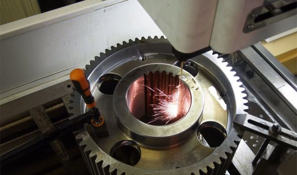 Электроэрозионный станок vs. традиционный фрезерный: когда каждый из них выигрывает