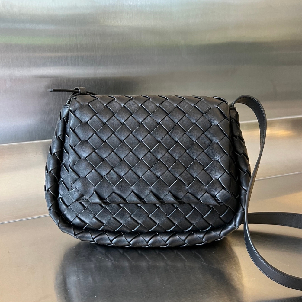 Bottega Veneta Small Cobble Messenger 27 cm