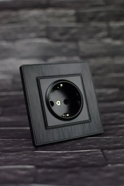 Розетка черная одинарная пластик