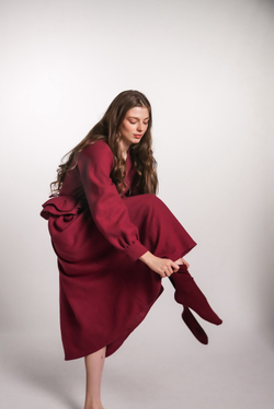 Платье с V-вырезом, поясом-баской и длинным рукавом из крапивы бордо