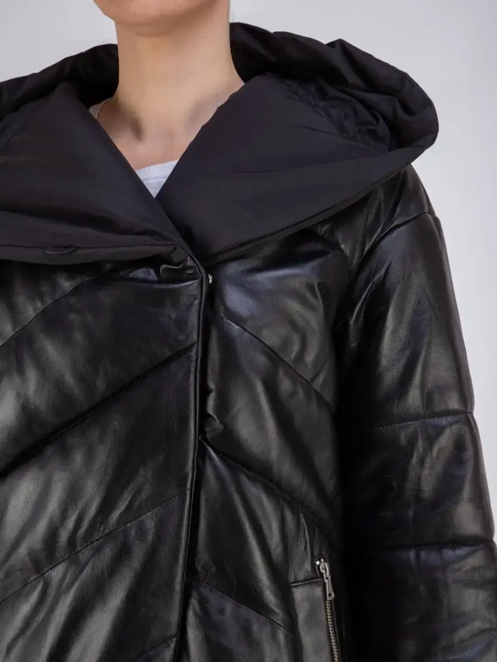 Куртка женская кожаная утепленная оверсайз с капюшоном