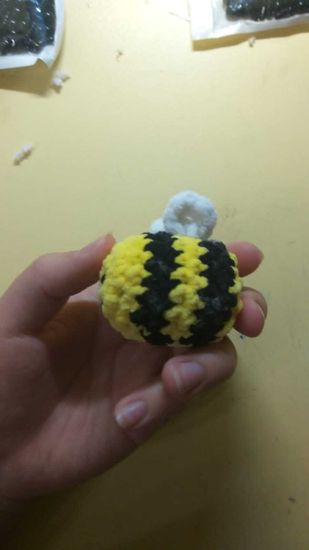 Вязаная игрушка ручной работы "Маленькая пчёлка"