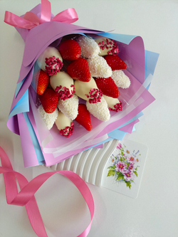 Клубничный букет " Кокос и малина"