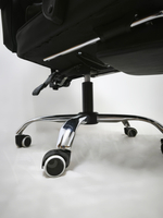 Кресло руководителя с подушкой. Черный цвет