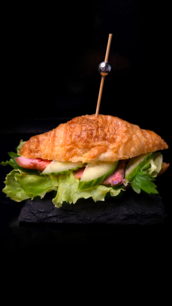 Сливочный круассан с копченой уткой и овощами