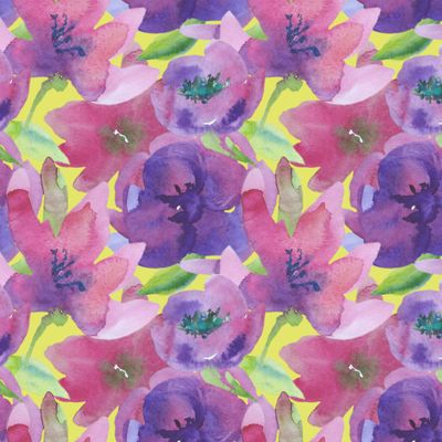 Фиолетовые и розовые акварельные цветы на жёлтом фоне