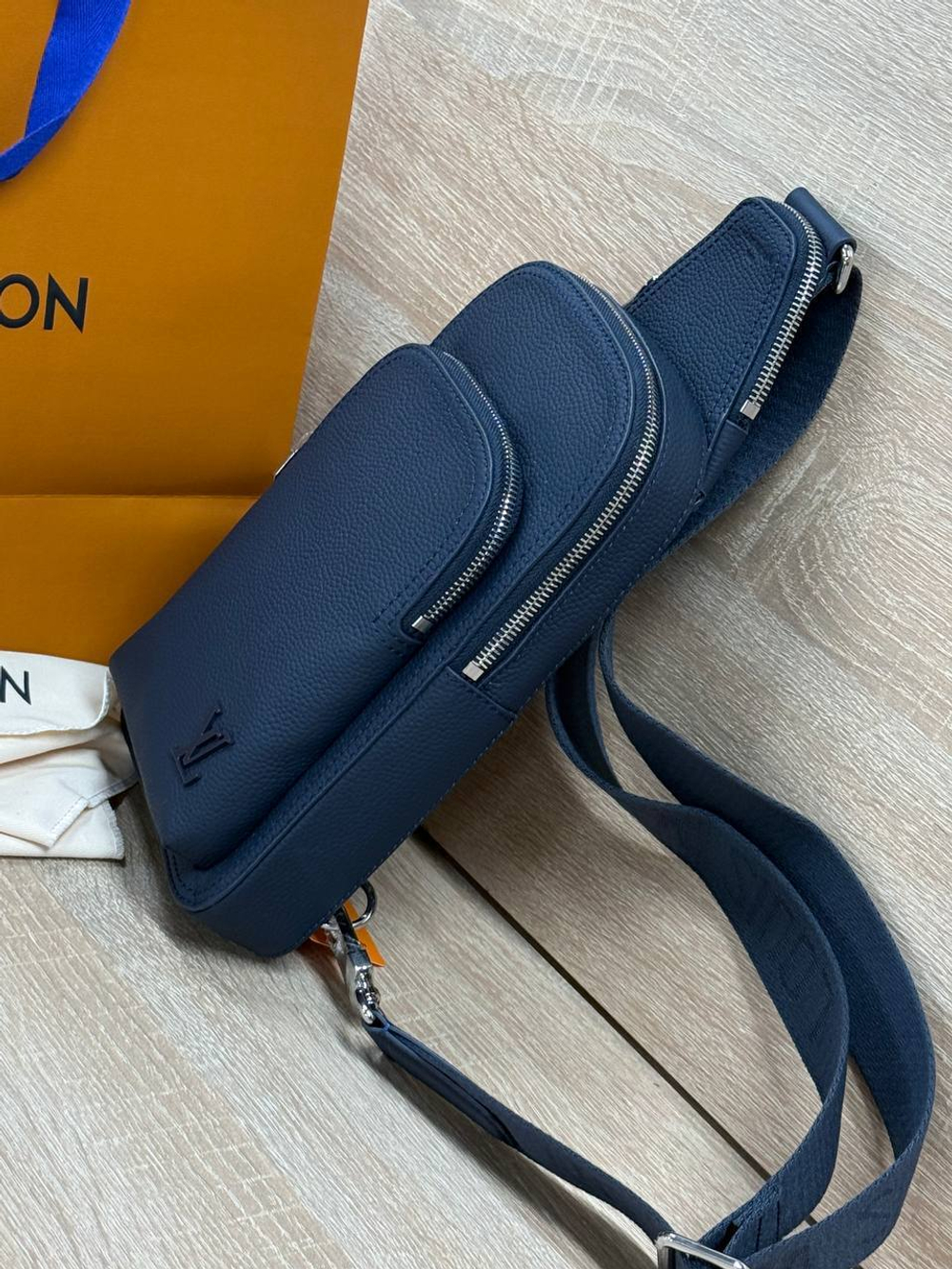 Сумка-слинг Louis Vuitton