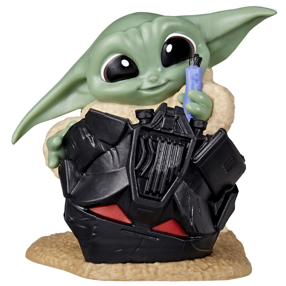 Hasbro Star Wars Mandalorian - Grogu Baby Yoda Helmet Hijinks Pose фигурка 5,5 см / артикул   F5854 F5942  / GTIN 5010994137557