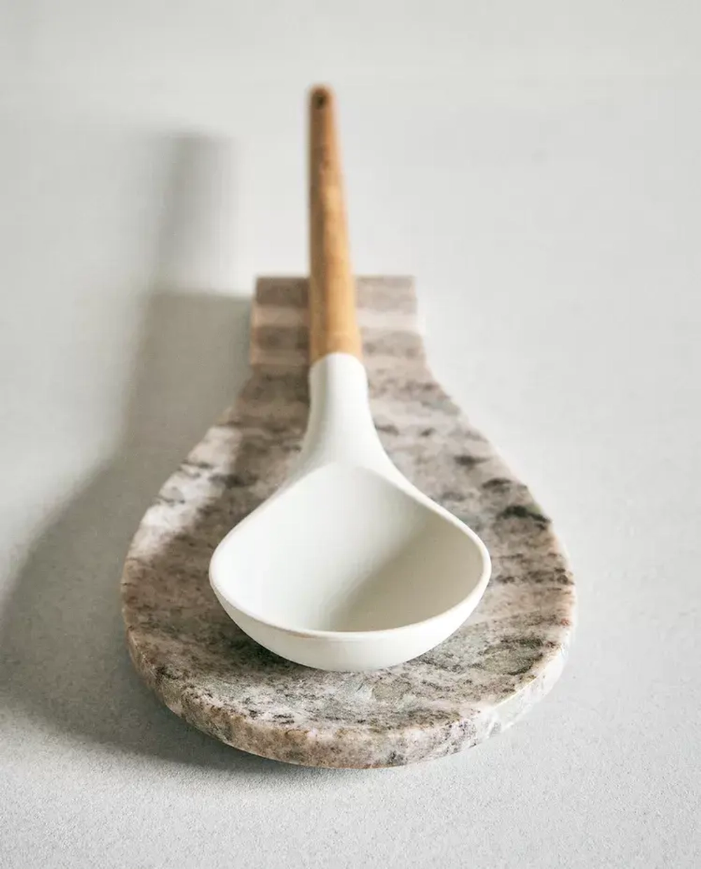 ZARA HOME МРАМОРНАЯ ПОДСТАВКА ПОД ЛОЖКУ, СЕРЫЙ