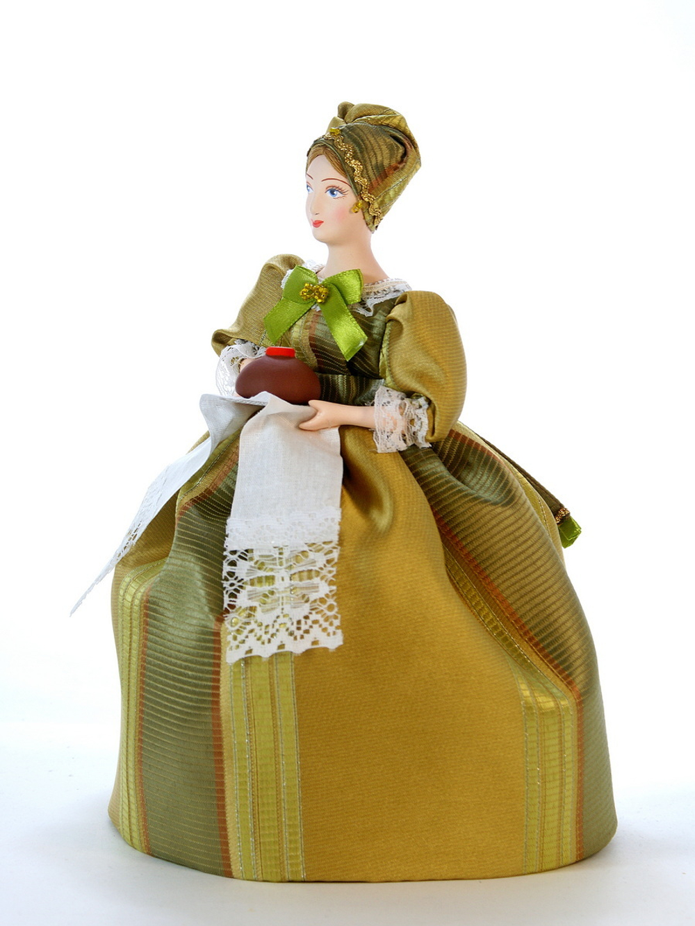 Кукла фарфоровая грелка на чайник Купчиха с хлебом-солью