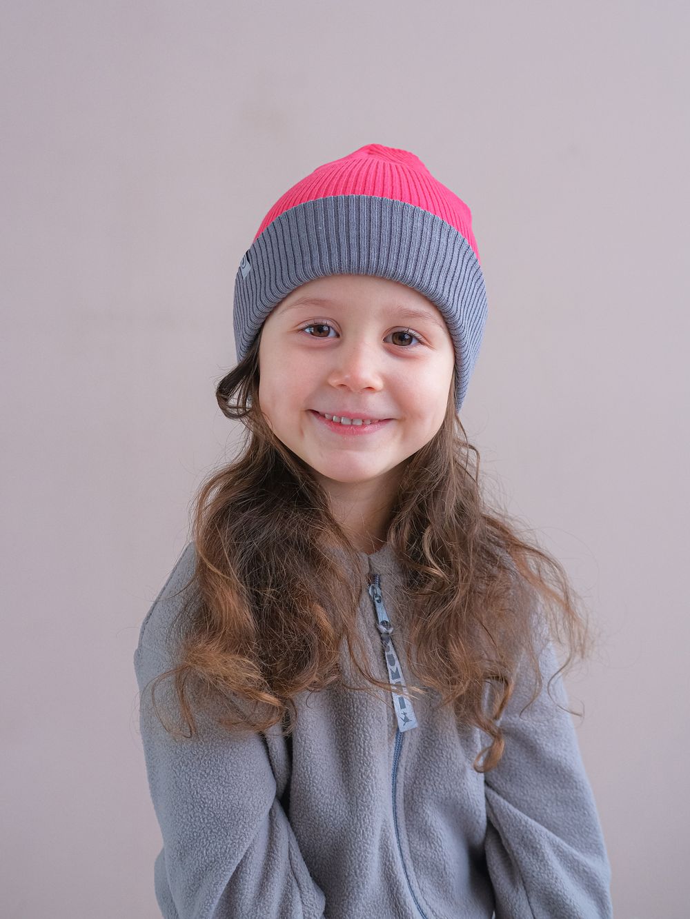 Шапка вязаная хлопковая ТВИНС(Фуксия, жемчужно-серый)