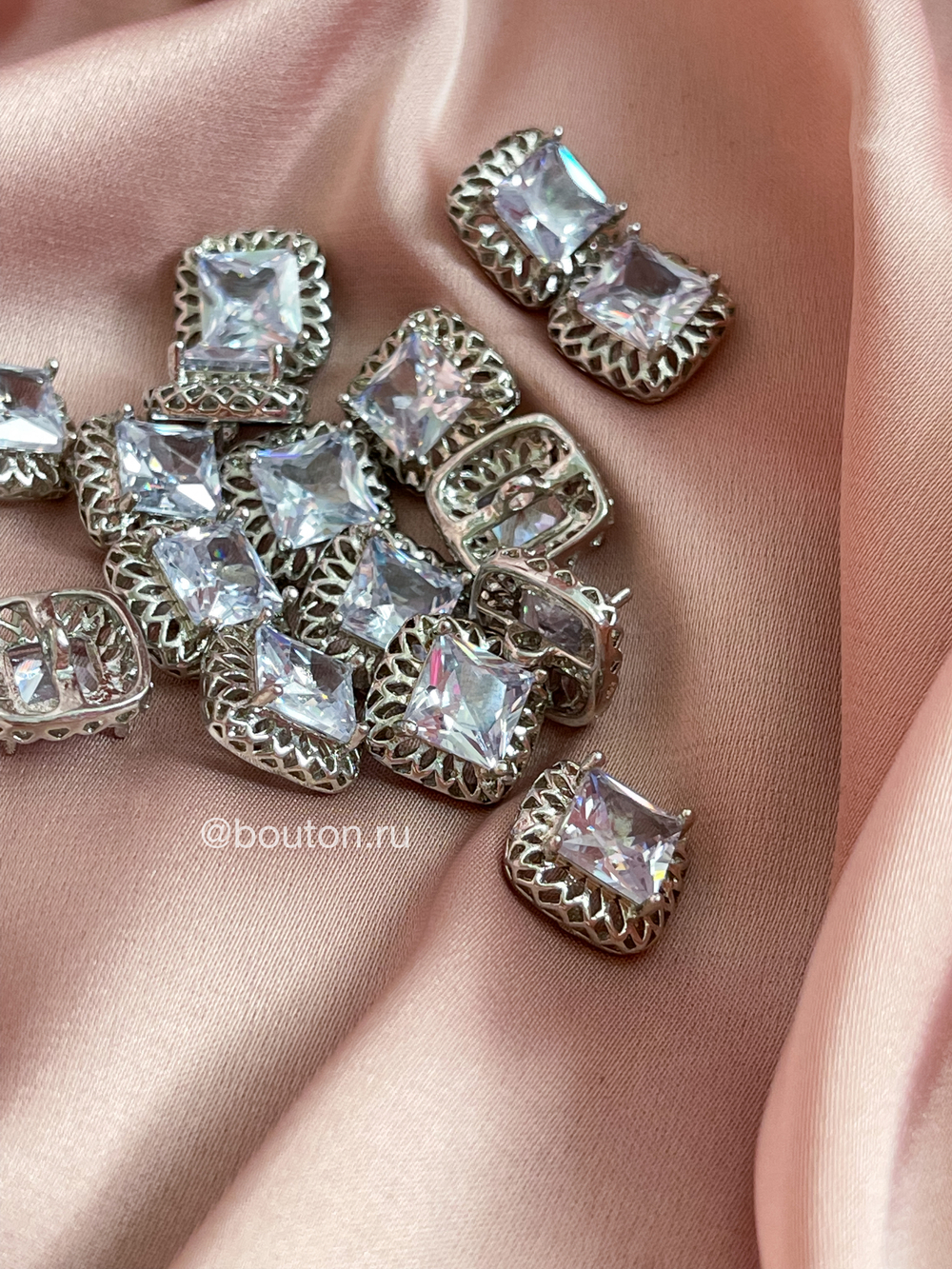 Пуговицы квадрат стразы серебро металл 11,5 мм