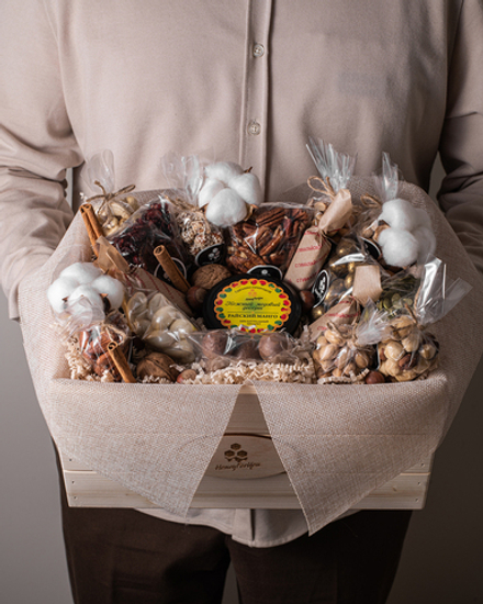 Подарочный набор орехов и сухофруктов в открытом деревянном ящике с двумя ручками №3