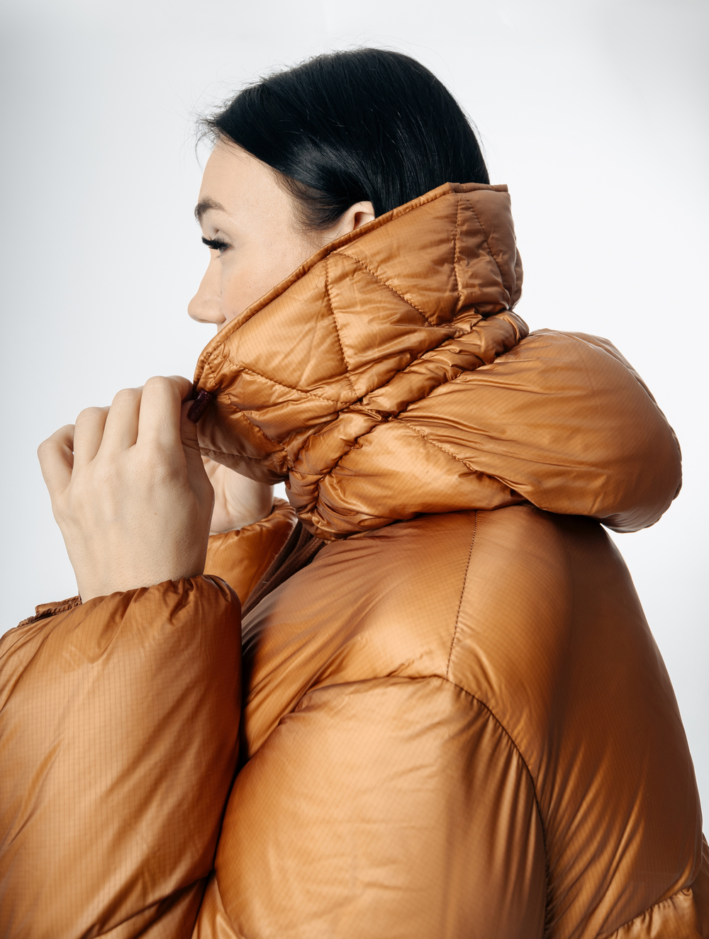 Короткий пуховик с натуральным наполнителем - гусиный пух