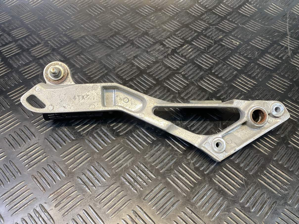 Подножка пассажирская правая Yamaha TDM850 RN03J (с кронштейном) 054007