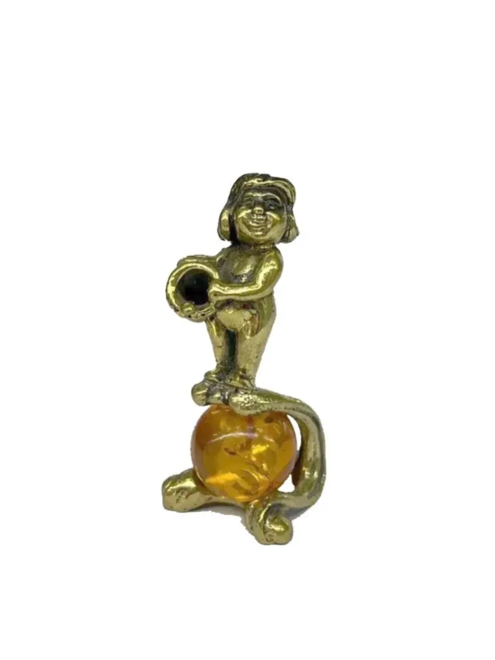 Бронзовая статуэтка на янтаре