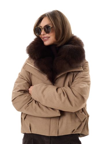 Короткая бежевая парка с песцовым воротником