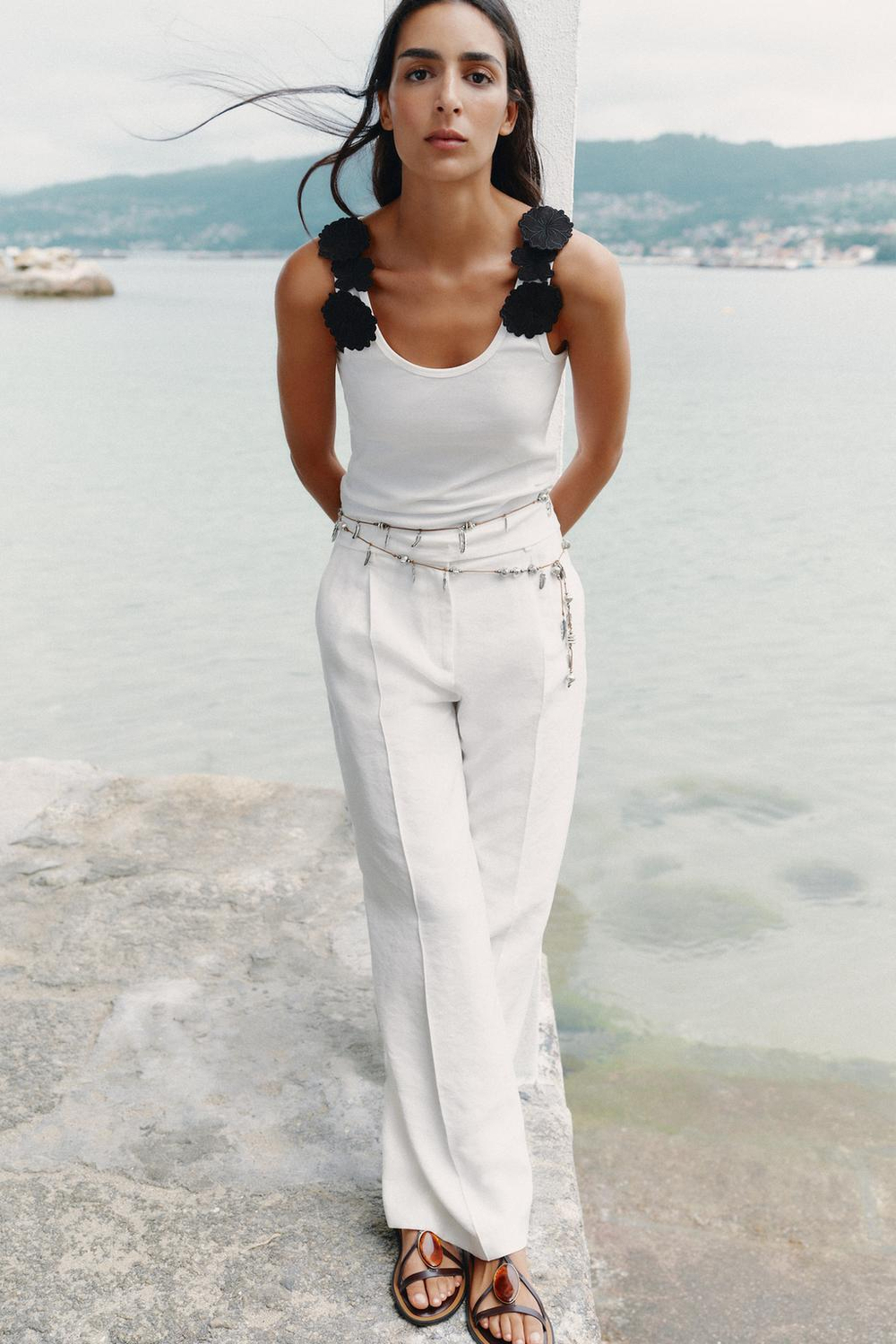 ZARA ТОП С ЦВЕТОЧНОЙ АППЛИКАЦИЕЙ, БЕЛЫЙ/ЧЕРНЫЙ