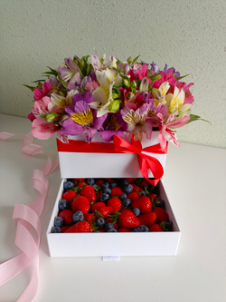 Шкатулка с ягодами и цветами