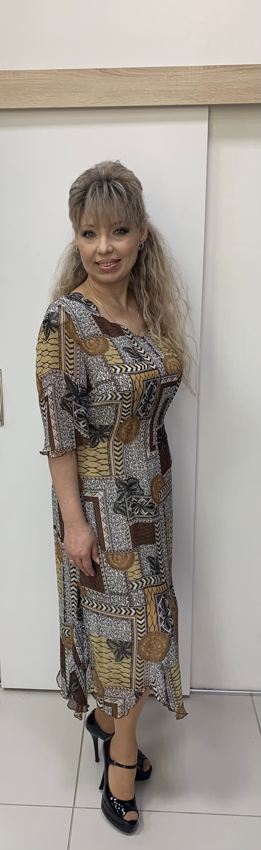 Бежево-коричневое длинное платье-двойка