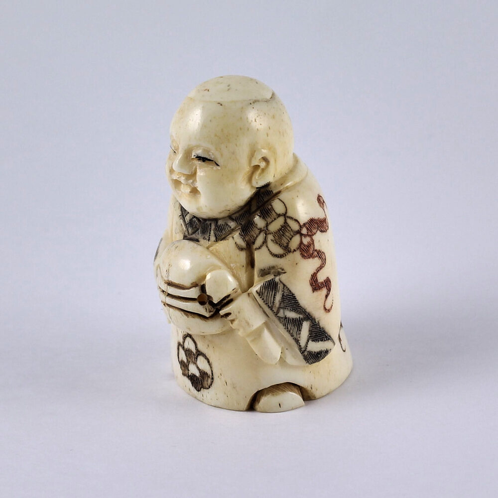 Нэцкэ Ребенок Карако с хлебом