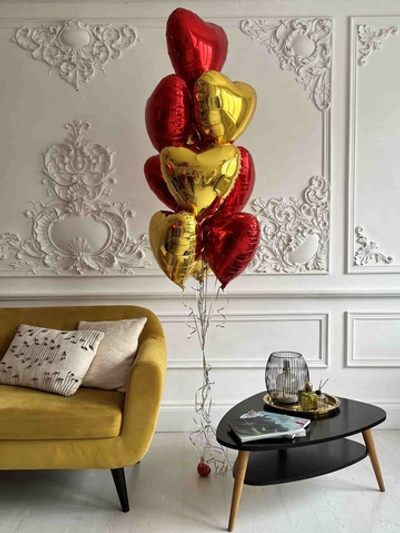 Фонтан из 10 фольгированных сердец