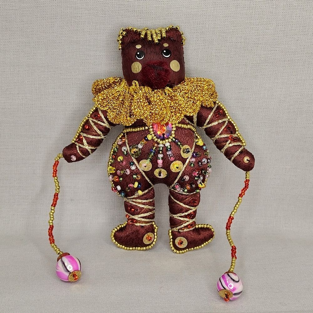 Бисерная ёлочная игрушка Медведь с воротником