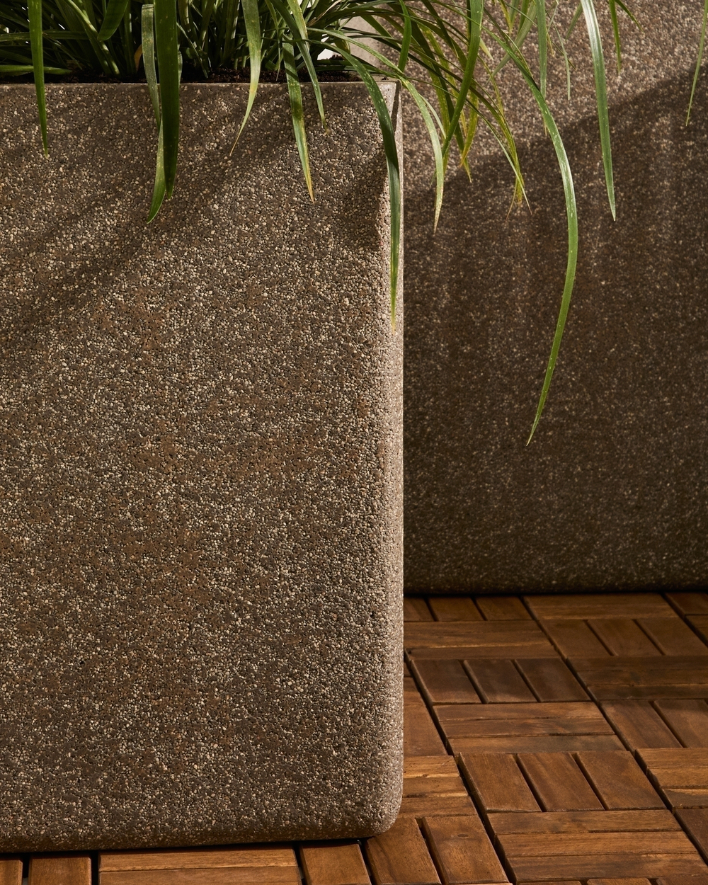 Набор из 2 высоких кашпо Minoa коричневого цвета из песчаника 44 x 44 см