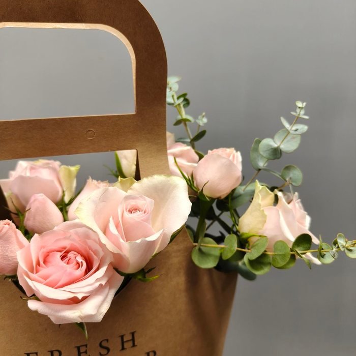 Композиция из роз с эвкалиптом в сумочке