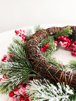 Венок еловый 35см ChristmasDeLuxe с красными ягодами заснеженный в блестках