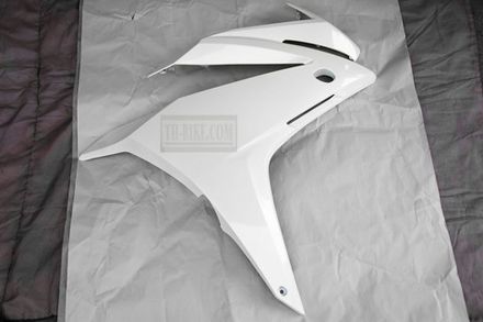 64330-MJW-J00ZJ. COWL, R. MIDDLE, *NHA96P*PEARL METALLOID WHITE, no stickers. Honda CBR500R/RA 2016-2018. Plastic CBR500