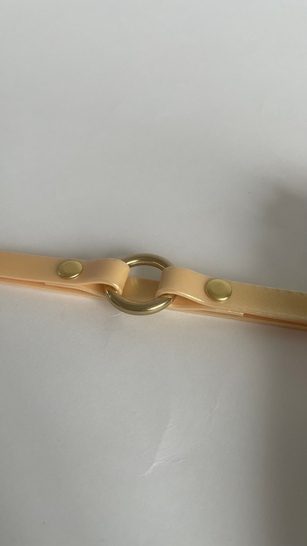 Адресник шнурок из биотана 10 мм, золотой шимер на латуни, обхват шеи 39 см