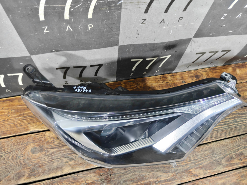 Фара правая галоген Toyota RAV4 IV (XA40) 15-19 Б/У Оригинал 8113042650
