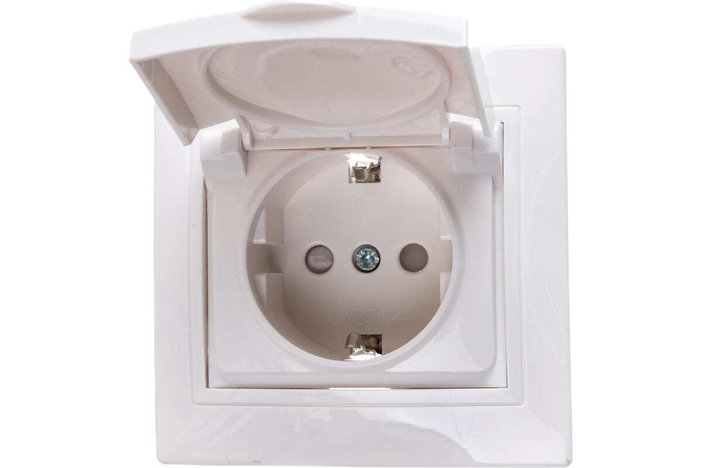Розетка 1-местная РСбш10-3-КБ с заземлением с защитной шторкой с крышкой 16А КВАРТА белый IEK