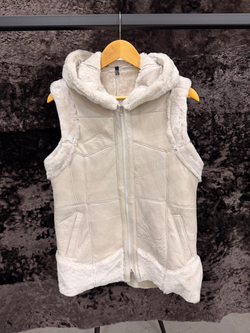 Жилет из натуральной овчины. С капюшоном, 52 Размер