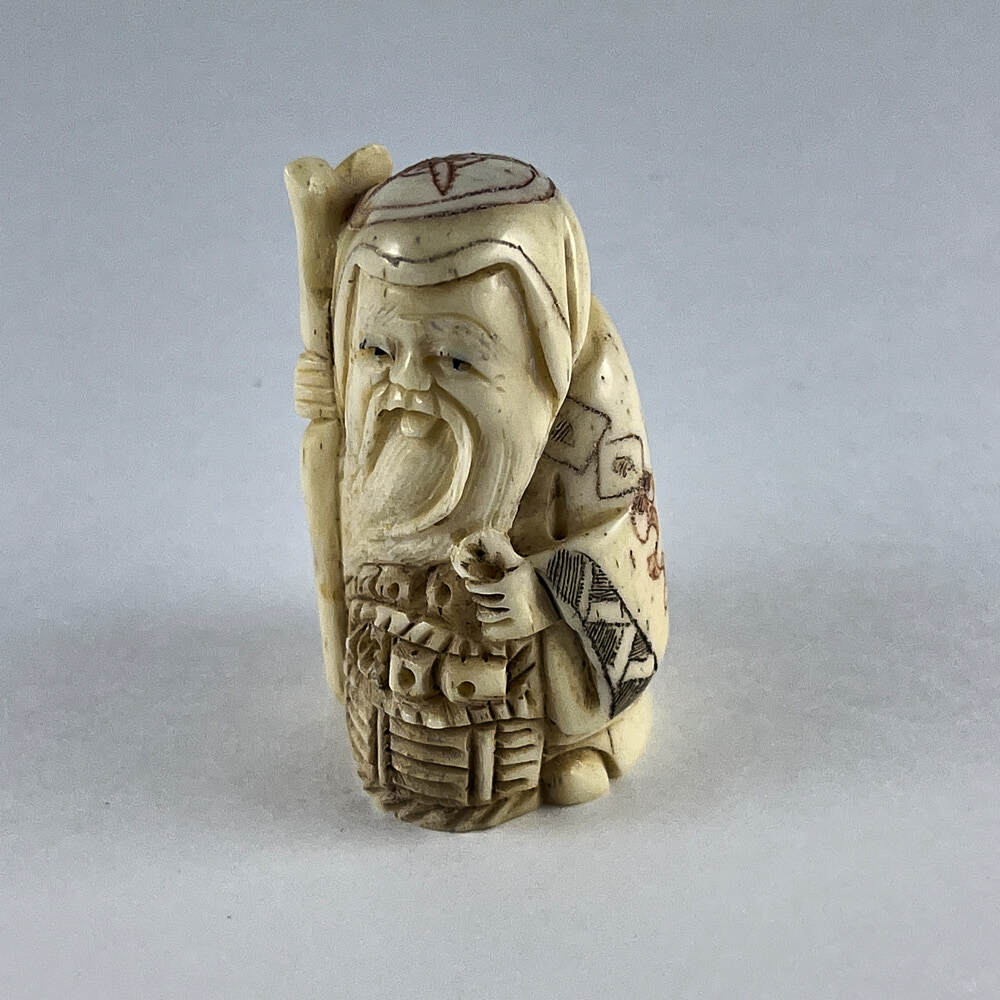 Статуэтка нэцкэ Фукурокудзю с посохом и корзиной рыбы