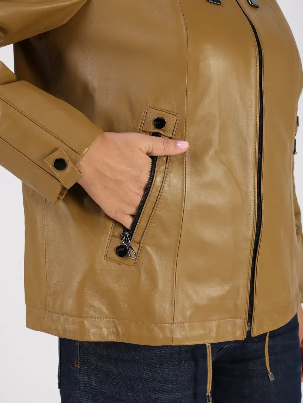 Кожаная куртка демисезонная с капюшоном