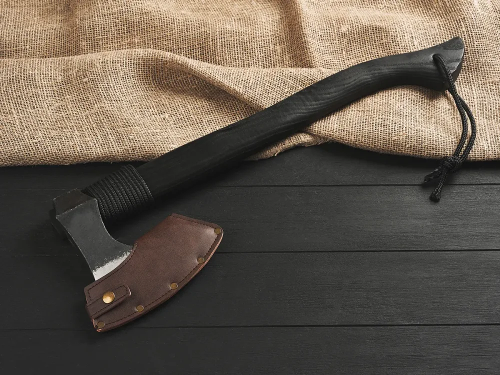 Кованый топор "Брату от брата", гравировка "Скорпион", рукоять черный мореный ясень