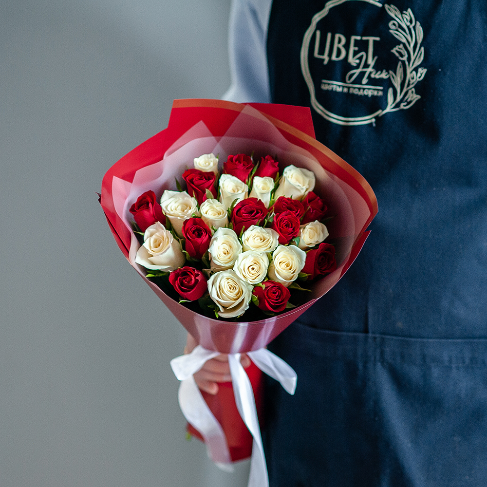 Красно-белый микс из 25 кенийских роз