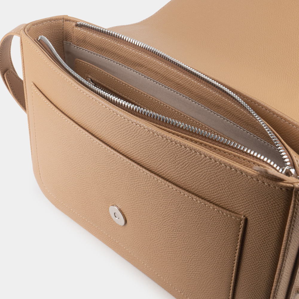 Сумка Universel с двумя плечевыми ремнями из кожи сафьяно, цвета кэмел