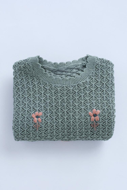 ZARA ТРИКОТАЖНАЯ ФУТБОЛКА С ВЫШИВКОЙ «ЦВЕТЫ» — TIMELESZ, ЗЕЛЕНОВАТО-СИНИЙ