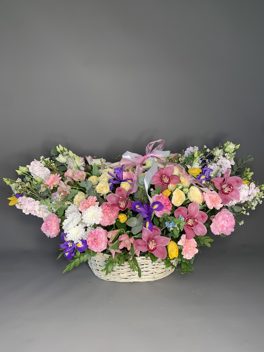 Корзина весенняя с пионами