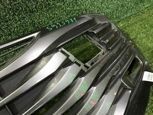 Решетка переднего бампера Toyota Camry xv70 (2017-2021)