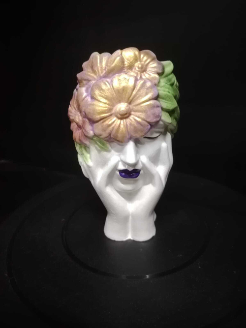 Кашпо "Девушка с цветами"