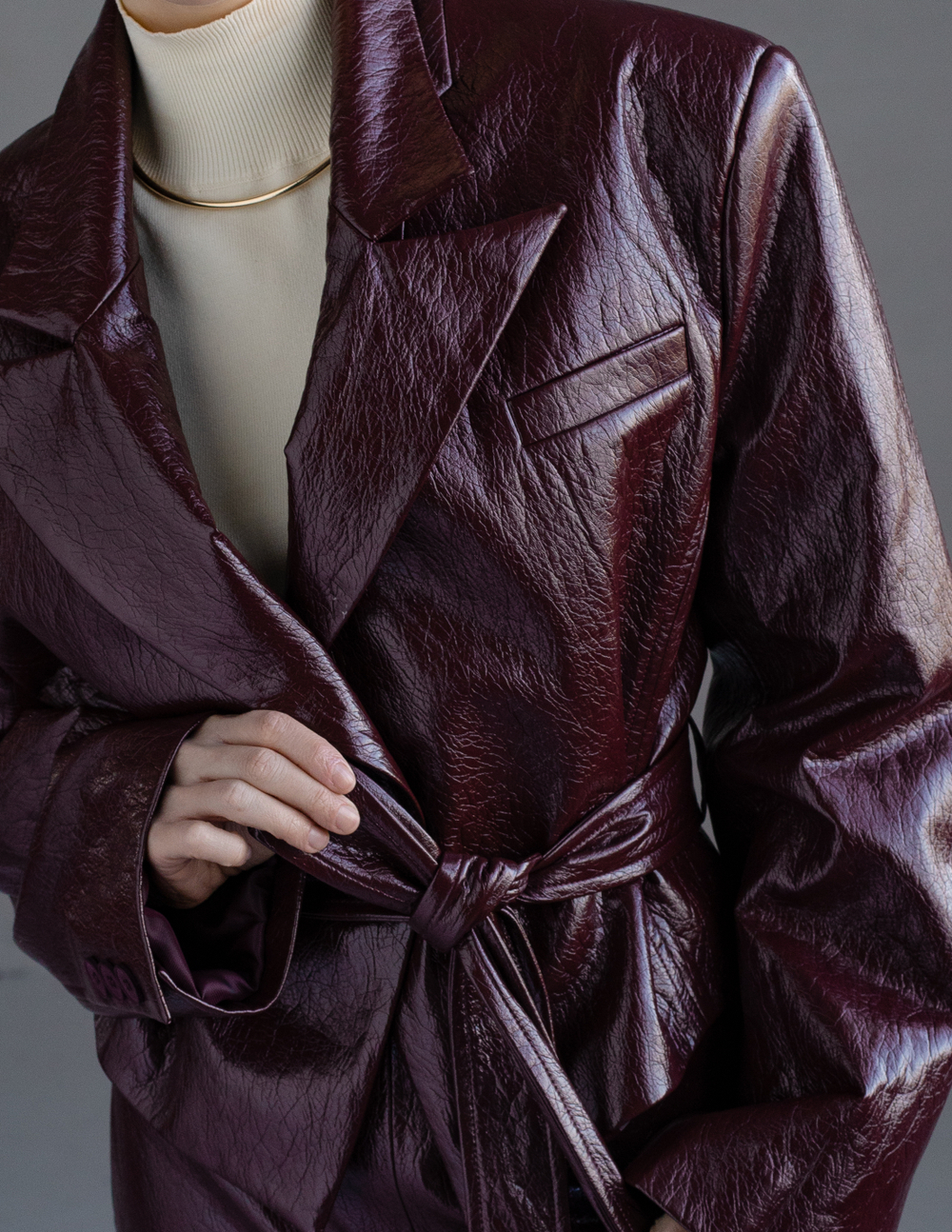 Жакет из экокожи укороченный с поясом бордовый