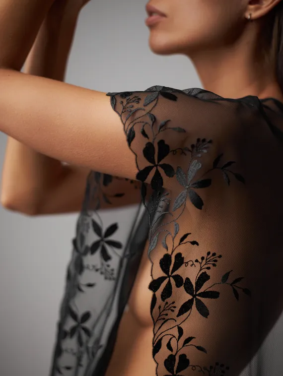 05-113 Вышивка на неэл. сетке 22 см, черный (левая)