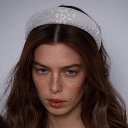 Ободок объемный бежевый с гипюром