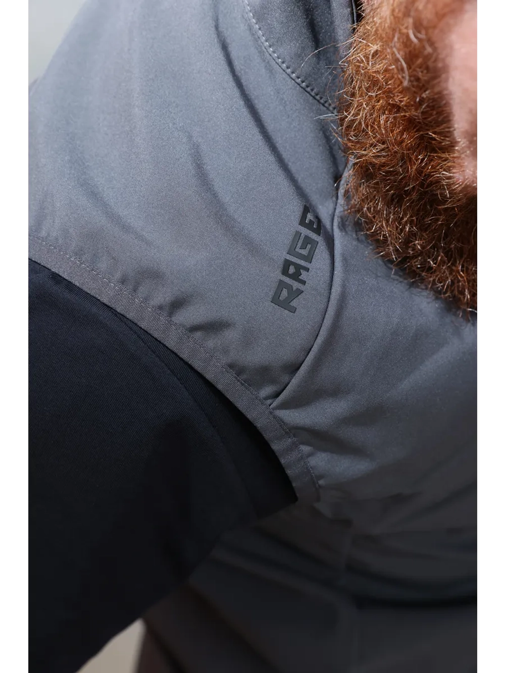 Тонкий спортивный жилет на молнии