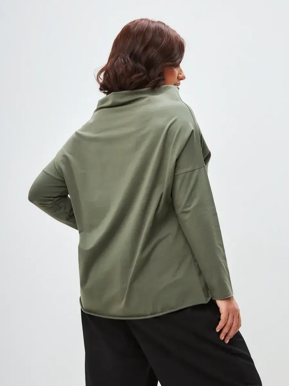 Лонгслив оверсайз с вырезом лодочка хаки